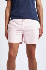 Short de baño color rosado, con cintura elástica y cordón ajustable. Cuenta con dos bolsillos laterales, un bolsillo trasero y suspensor interno.