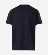 Remera deportiva Get Over de cuello redondo y manga corta, confeccionada en tejido técnico con tecnología dry. Presenta un diseño liso en color azul marino con un pequeño estampado gráfico en color naranja en el pecho.