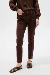 Pantalón jean skinny de calce medio, color negro.