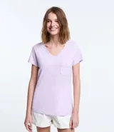 Remera azul de algodón con cuello en V y bolsillo en el pecho.