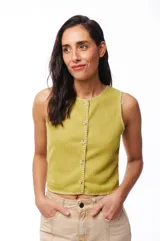 Top color verde oliva, tejido de punto acanalado, con cuello redondo y cierre frontal abotonado. Sin mangas.