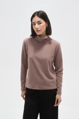 Polera de manga larga con cuello alto, confeccionada en tejido de punto suave.