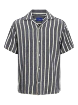 Camisa de manga corta con cuello resort y fit regular. Tejido plano de sarga con textura suave y caída ligera. Cierre frontal con botones.