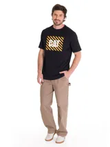 Remera de manga corta color negro con cuello redondo. Presenta un estampado gráfico en el pecho con el logo de Caterpillar sobre un fondo de franjas diagonales amarillas y negras.