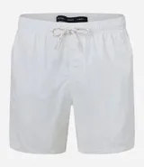 Bermuda de microfibra color salmón, con cintura elástica ajustable con cordón y aberturas laterales en el ruedo.