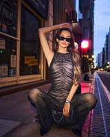 Mono largo negro de red con frunces en el frente y corte acampanado.