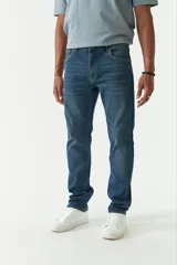 Jean de calce regular, tiro medio, con logo bordado y pasa cintos.