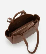 Bolso shopper grande color marrón, con costuras contrastantes, asa de mano y asa larga. Incluye bolsillo interno desmontable.