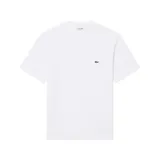 Remera de manga corta Lacoste, color blanco, con cuello redondo y el icónico logo del cocodrilo bordado en el pecho.
