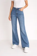 Pantalon jean de corte recto y tiro alto, con diseño clásico de cinco bolsillos y cierre frontal con botón y cremallera.