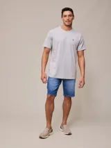 Remera blanca de algodón con cuello redondo y manga corta.