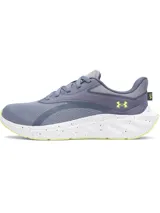 Championes de running Under Armour Ascend color gris, con parte superior de malla transpirable, entresuela Charged+ Cushioning blanca con detalles salpicados, suela de goma con detalles en verde lima y el logo de la marca en el talón.