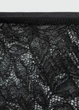 Falda midi de encaje guipur negro, con diseño recto y cintura elástica. Presenta una textura semitransparente y estilo lencero.