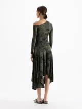 Pollera midi de corte irregular con vuelo, confeccionada en tela de lycra con estampado de estrellas pequeñas. Presenta un canesú ajustado en la cadera.