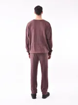 Pantalon de jogging negro con cintura elástica y cordón ajustable. Presenta un pequeño logo circular estampado en la pierna izquierda y bolsillos laterales.