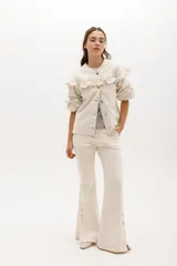 Pantalón de gabardina elastizada color azul marino, de corte acampanado con aberturas laterales con botones.