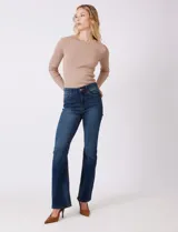 Jean elastizado marca Sound Style, color azul oscuro, de tiro alto y pierna bootcut. Tiene pretina con pasadores, botón y cierre, y bolsillos en la parte delantera y trasera.