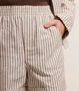 Short de tiro alto confeccionado en sarga de algodón a rayas, con cintura elástica, bolsillos laterales y ruedo plegado.