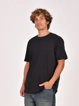 Remera negra de manga corta y cuello redondo, corte recto.