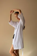 Bata estilo kimono de algodón en color gris azulado, con mangas al codo y largo por encima de la rodilla. Incluye lazo de ajuste en la cintura.