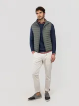 Chaleco acolchado para hombre de nylon reciclado, color verde militar, con cierre de cremallera frontal, bolsillos laterales y cuello alto.