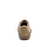 Championes Caterpillar modelo Gridlock Lo, color tostado, con diseño robusto y suela dentada característica de la marca. Presenta logo CAT en el lateral y cierre con cordones.