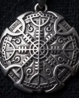 Dije de acero circular con diseño grabado de estilo vikingo.