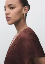Chaleco de tejido satinado con efecto arrugado, diseño cruzado con cuello pico y cierre de lazo en la cintura.