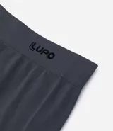 Calzoncillo tipo boxer de microfibra color negro, con cintura elástica que presenta detalle de líneas horizontales y logo de la marca.