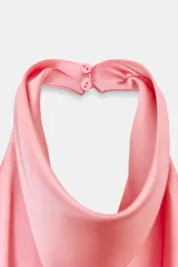 Top blanco satinado con cuello halter y escote fluido. Cierre en la espalda con botones.