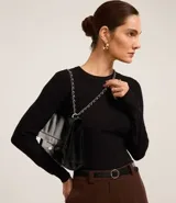 Suéter de punto color marrón, con cuello redondo, manga larga y textura geométrica de losângos.