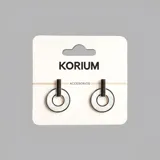 Aros colgantes plateados con forma circular y detalle de nácar blanco.