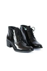 Botines de cuero vacuno charol color negro, con diseño de cordones frontales, puntera ligeramente puntiaguda y tacón bloque.
