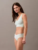 Bralette Calvin Klein color celeste, de microfibra sin costuras, con copas sin relleno y tirantes no ajustables.