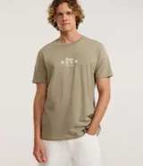 Remera color caqui de algodón con cuello redondo y manga corta. Estampa frontal y trasera con la frase "Larger Beer".