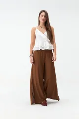Pantalón negro de corte ancho y fluido, confeccionado en tejido ligero y cómodo, con cintura alta y diseño recto.
