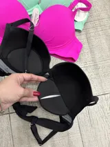 Corpiño de bikini plus size con taza y tirantes regulables.