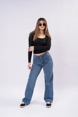 Pantalón wide leg de jean color azul medio, con tiro alto y corte amplio en las piernas.