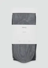 Medias panty de color negro con acabado traslúcido, diseñadas para brindar un aspecto elegante y uniforme.