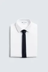 Corbata estrecha de seda color azul marino, con tejido texturizado.