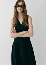 Vestido midi de corte evasé confeccionado en mezcla de lino y viscosa. Presenta cuello de pico, tirantes anchos, cierre frontal con botones y cinturón desmontable a tono para ajustar la cintura.