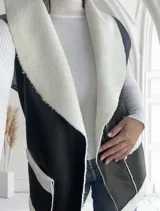 Chaleco negro de ecocuero con interior de corderito blanco.