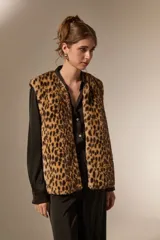 Chaleco sin mangas con diseño de estampado animal print de leopardo, confeccionado en piel sintética.
