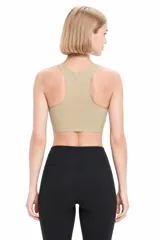 Soutien deportivo color piel, de diseño liso con escote redondo y tiranchas anchas.