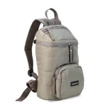 Mochila matera de diseño vertical, color gris azulado, con acabado acolchado y cierres frontales. Cuenta con un compartimento principal espacioso, un bolsillo frontal externo y un asa superior para transporte manual.