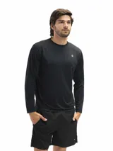 Remera deportiva negra de manga larga con protección UV.