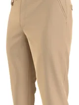 Pantalón chino de hombre color beige, corte slim, confeccionado en mezcla de algodón elástico. Presenta cierre con botón y cremallera, trabillas para cinturón y una pequeña insignia con el logo de Calvin Klein en la parte trasera.