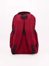 Mochila de color bordó con asa superior acolchada y un bolsillo frontal con cierre.