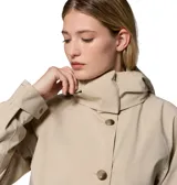Gabardina impermeable Columbia modelo Amaze Trench Rain color beige, con capucha removible, cuello alto, cierre frontal de botones y puños ajustables.