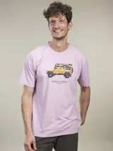 Remera de algodón color lila con estampa de un Land Rover Defender amarillo y el logo de la marca Benson & Thomas.